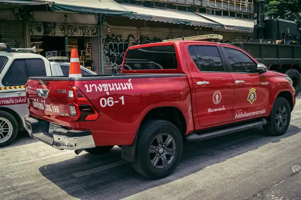 Bangkok, Tayland, 29 Mart 2025. Bangkok 'taki depremden sonra çöken bir binanın şantiyesine itfaiyeciler sevk edildi. Birçok kurban hala enkaz altında..