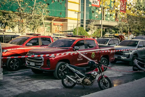 Bangkok, Tayland, 29 Mart 2025. Bangkok 'taki depremden sonra çöken bir binanın şantiyesine itfaiyeciler sevk edildi. Birçok kurban hala enkaz altında..