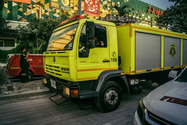 Bangkok, Tayland, 29 Mart 2025. Bangkok 'taki depremden sonra çöken bir binanın şantiyesine itfaiyeciler sevk edildi. Birçok kurban hala enkaz altında..