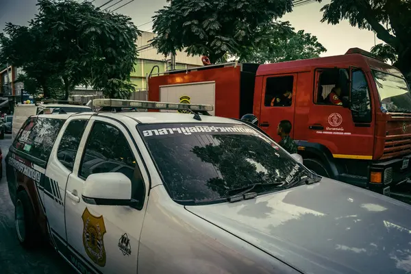 Bangkok, Tayland, 29 Mart 2025. Bangkok 'taki depremden sonra çöken bir binanın şantiyesine itfaiyeciler sevk edildi. Birçok kurban hala enkaz altında..