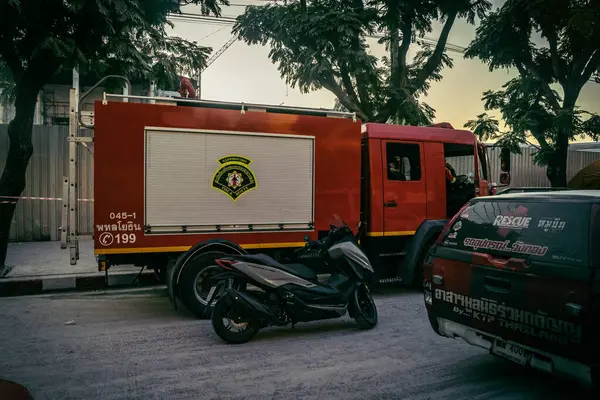 Bangkok, Tayland, 29 Mart 2025. Bangkok 'taki depremden sonra çöken bir binanın şantiyesine itfaiyeciler sevk edildi. Birçok kurban hala enkaz altında..