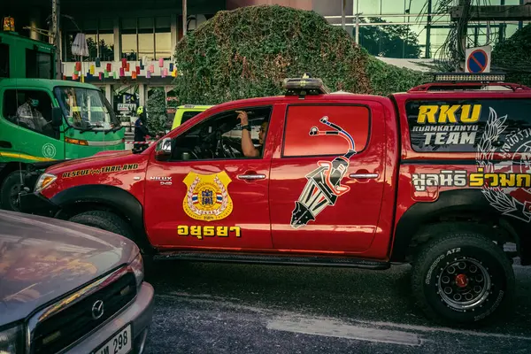 Bangkok, Tayland, 29 Mart 2025. Bangkok 'taki depremden sonra çöken bir binanın şantiyesine itfaiyeciler sevk edildi. Birçok kurban hala enkaz altında..