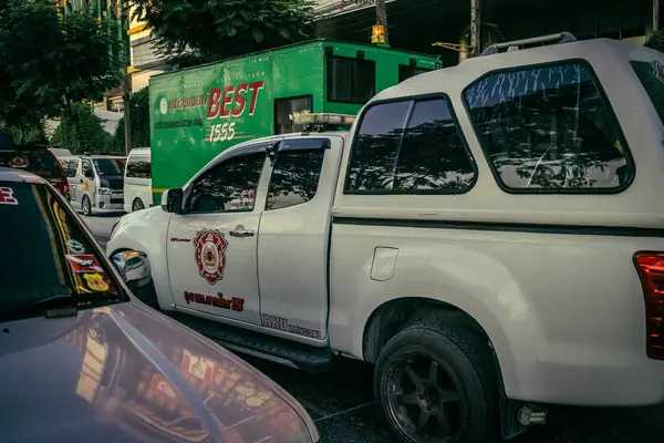 Bangkok, Tayland, 29 Mart 2025. Bangkok 'taki depremden sonra çöken bir binanın şantiyesine itfaiyeciler sevk edildi. Birçok kurban hala enkaz altında..