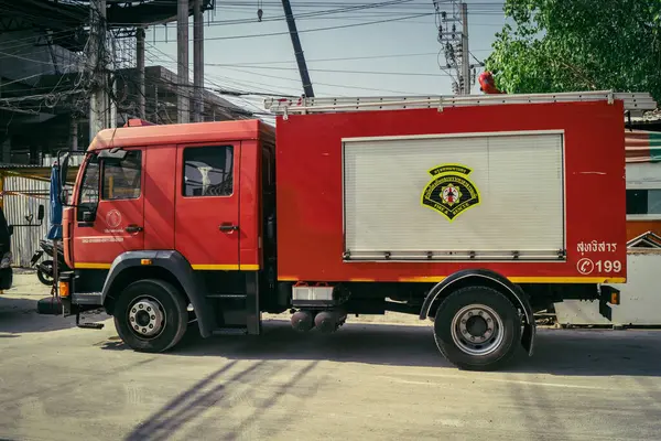 Bangkok, Tayland, 29 Mart 2025. Bangkok 'taki depremden sonra çöken bir binanın şantiyesine itfaiyeciler sevk edildi. Birçok kurban hala enkaz altında..