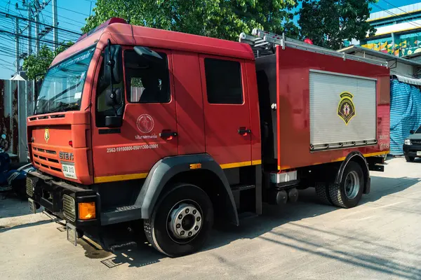 Bangkok, Tayland, 29 Mart 2025. Bangkok 'taki depremden sonra çöken bir binanın şantiyesine itfaiyeciler sevk edildi. Birçok kurban hala enkaz altında..