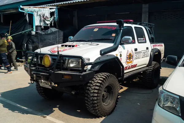 Bangkok, Tayland, 29 Mart 2025. Bangkok 'taki depremden sonra çöken bir binanın şantiyesine itfaiyeciler sevk edildi. Birçok kurban hala enkaz altında..
