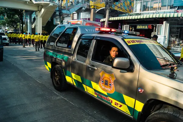 Bangkok, Tayland, 29 Mart 2025. Bangkok 'taki depremden sonra çöken bir binanın şantiyesine itfaiyeciler sevk edildi. Birçok kurban hala enkaz altında..