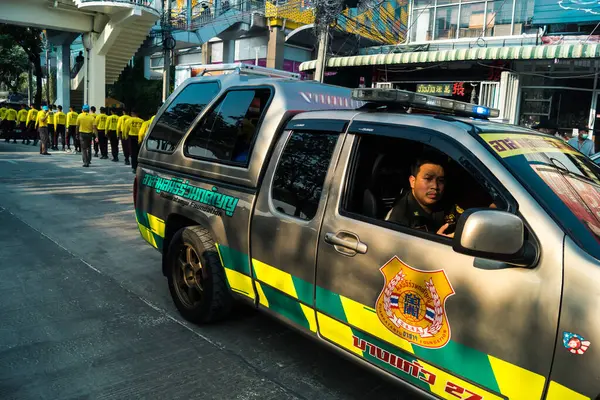 Bangkok, Tayland, 29 Mart 2025. Bangkok 'taki depremden sonra çöken bir binanın şantiyesine itfaiyeciler sevk edildi. Birçok kurban hala enkaz altında..