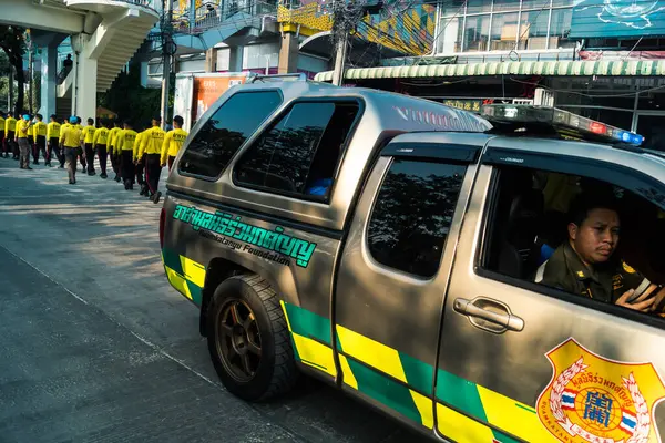 Bangkok, Tayland, 29 Mart 2025. Bangkok 'taki depremden sonra çöken bir binanın şantiyesine itfaiyeciler sevk edildi. Birçok kurban hala enkaz altında..