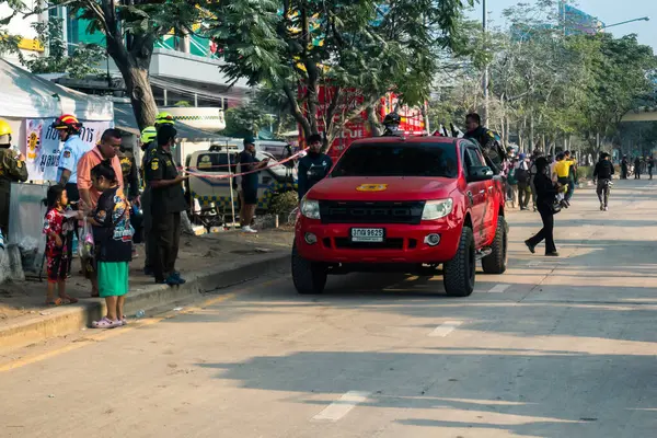 Bangkok, Tayland, 29 Mart 2025. Bangkok 'taki depremden sonra çöken bir binanın şantiyesine itfaiyeciler sevk edildi. Birçok kurban hala enkaz altında..