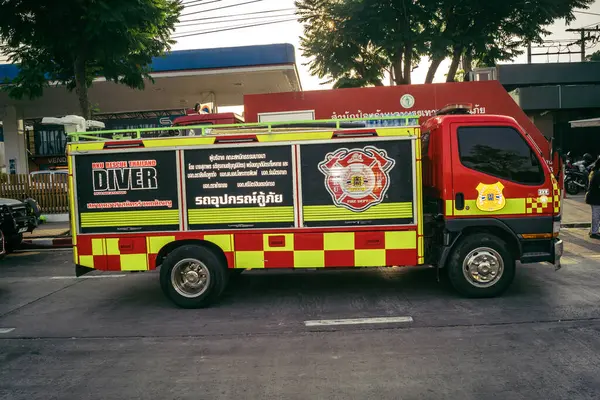 Bangkok, Tayland, 29 Mart 2025. Bangkok 'taki depremden sonra çöken bir binanın şantiyesine itfaiyeciler sevk edildi. Birçok kurban hala enkaz altında..