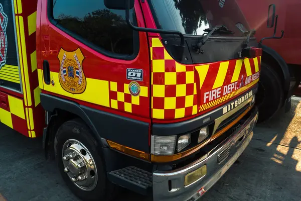 Bangkok, Tayland, 29 Mart 2025. Bangkok 'taki depremden sonra çöken bir binanın şantiyesine itfaiyeciler sevk edildi. Birçok kurban hala enkaz altında..