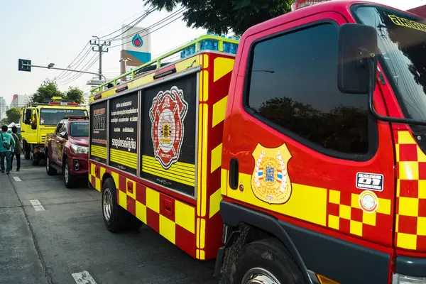 Bangkok, Tayland, 29 Mart 2025. Bangkok 'taki depremden sonra çöken bir binanın şantiyesine itfaiyeciler sevk edildi. Birçok kurban hala enkaz altında..