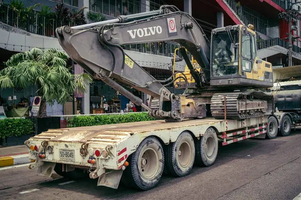 Bangkok, Tayland, 29 Mart 2025. Bangkok 'taki depremden sonra çöken bir binanın şantiyesinde inşaat araçları kullanılıyor. Birçok kurban hala enkaz altında..