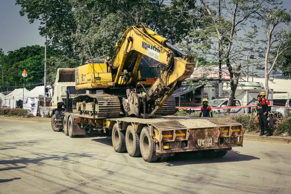 Bangkok, Tayland, 29 Mart 2025. Bangkok 'taki depremden sonra çöken bir binanın şantiyesinde inşaat araçları kullanılıyor. Birçok kurban hala enkaz altında..