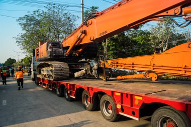 Bangkok, Tayland, 29 Mart 2025. Bangkok 'taki depremden sonra çöken bir binanın şantiyesinde inşaat araçları kullanılıyor. Birçok kurban hala enkaz altında..