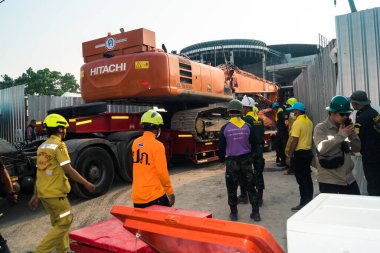 Bangkok, Tayland, 29 Mart 2025. Bangkok 'taki depremden sonra çöken bir binanın şantiyesinde inşaat araçları kullanılıyor. Birçok kurban hala enkaz altında..