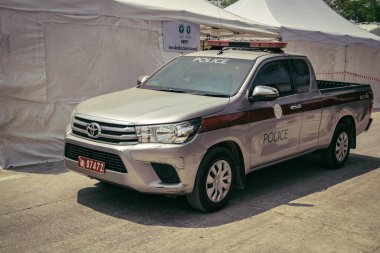 Bangkok, Tayland, 29 Mart 2025. Bangkok 'ta meydana gelen depremden sonra çökmüş bir binanın bulunduğu yere polis araçları konuşlandırıldı. Birçok kurban hala enkaz altında..