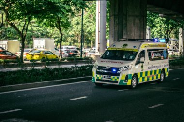 Bangkok, Tayland, 28 Mart 2025. Tayland Depremi 'nin başkenti vurmasının ardından yıkılan, inşaat halindeki bir binanın bulunduğu yere acil durum araçları akın etti..