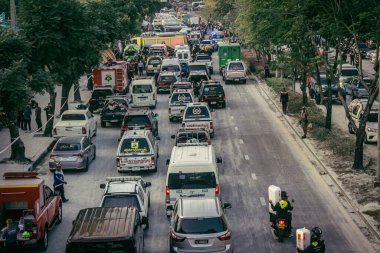 Bangkok, Tayland, 28 Mart 2025. Bangkok 'taki acil durum araçları, depremin Tayland başkentini vurmasından sonra yıkılan yüksek binaların inşaatı devam ediyor..