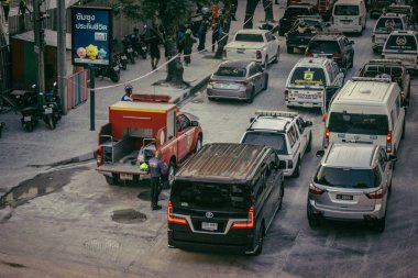 Bangkok, Tayland, 28 Mart 2025. Bangkok 'taki acil durum araçları, depremin Tayland başkentini vurmasından sonra yıkılan yüksek binaların inşaatı devam ediyor..