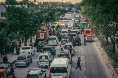 Bangkok, Tayland, 28 Mart 2025. Bangkok 'taki acil durum araçları, depremin Tayland başkentini vurmasından sonra yıkılan yüksek binaların inşaatı devam ediyor..
