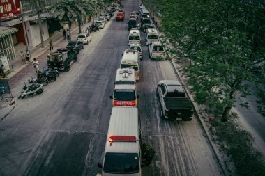 Bangkok, Tayland, 28 Mart 2025. Bangkok 'taki acil durum araçları, depremin Tayland başkentini vurmasından sonra yıkılan yüksek binaların inşaatı devam ediyor..