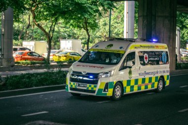 Bangkok, Tayland, 28 Mart 2025. Tayland Depremi 'nin başkenti vurmasının ardından yıkılan, inşaat halindeki bir binanın bulunduğu yere acil durum araçları akın etti..