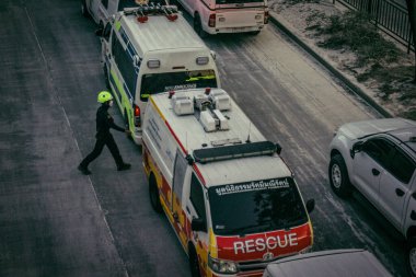 Bangkok, Tayland, 28 Mart 2025. Bangkok 'taki acil durum araçları, depremin Tayland başkentini vurmasından sonra yıkılan yüksek binaların inşaatı devam ediyor..