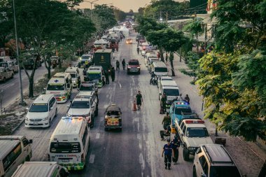 Bangkok, Tayland, 28 Mart 2025. Bangkok 'taki acil durum araçları, depremin Tayland başkentini vurmasından sonra yıkılan yüksek binaların inşaatı devam ediyor..