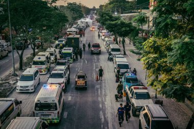 Bangkok, Tayland, 28 Mart 2025. Bangkok 'taki acil durum araçları, depremin Tayland başkentini vurmasından sonra yıkılan yüksek binaların inşaatı devam ediyor..