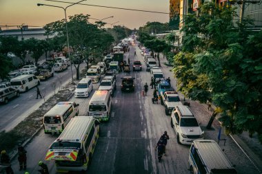 Bangkok, Tayland, 28 Mart 2025. Bangkok 'taki acil durum araçları, depremin Tayland başkentini vurmasından sonra yıkılan yüksek binaların inşaatı devam ediyor..