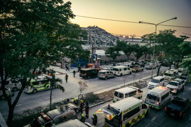 Bangkok, Tayland, 28 Mart 2025. Bangkok 'taki acil durum araçları, depremin Tayland başkentini vurmasından sonra yıkılan yüksek binaların inşaatı devam ediyor..