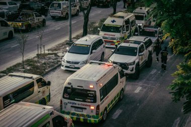 Bangkok, Tayland, 28 Mart 2025. Bangkok 'taki acil durum araçları, depremin Tayland başkentini vurmasından sonra yıkılan yüksek binaların inşaatı devam ediyor..