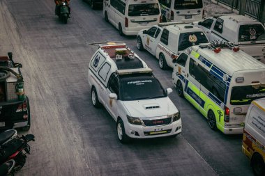 Bangkok, Tayland, 28 Mart 2025. Bangkok 'taki acil durum araçları, depremin Tayland başkentini vurmasından sonra yıkılan yüksek binaların inşaatı devam ediyor..