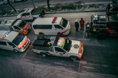 Bangkok, Tayland, 28 Mart 2025. Bangkok 'taki acil durum araçları, depremin Tayland başkentini vurmasından sonra yıkılan yüksek binaların inşaatı devam ediyor..