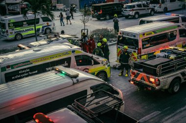 Bangkok, Tayland, 28 Mart 2025. Bangkok 'taki acil durum araçları, depremin Tayland başkentini vurmasından sonra yıkılan yüksek binaların inşaatı devam ediyor..