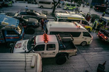 Bangkok, Tayland, 28 Mart 2025. Bangkok 'taki acil durum araçları, depremin Tayland başkentini vurmasından sonra yıkılan yüksek binaların inşaatı devam ediyor..