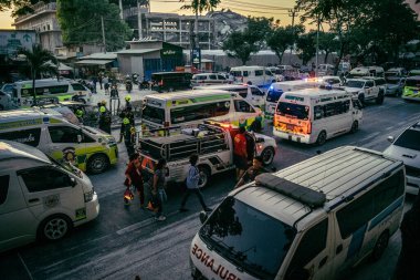Bangkok, Tayland, 28 Mart 2025. Bangkok 'taki acil durum araçları, depremin Tayland başkentini vurmasından sonra yıkılan yüksek binaların inşaatı devam ediyor..