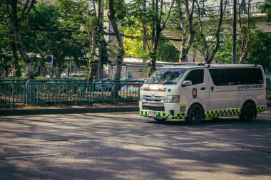 Bangkok, Tayland, 28 Mart 2025. Tayland Depremi 'nin başkenti vurmasının ardından yıkılan, inşaat halindeki bir binanın bulunduğu yere acil durum araçları akın etti..