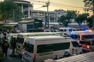 Bangkok, Tayland, 28 Mart 2025. Bangkok 'taki acil durum araçları, depremin Tayland başkentini vurmasından sonra yıkılan yüksek binaların inşaatı devam ediyor..
