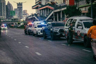 Bangkok, Tayland, 28 Mart 2025. Bangkok 'taki acil durum araçları, depremin Tayland başkentini vurmasından sonra yıkılan yüksek binaların inşaatı devam ediyor..
