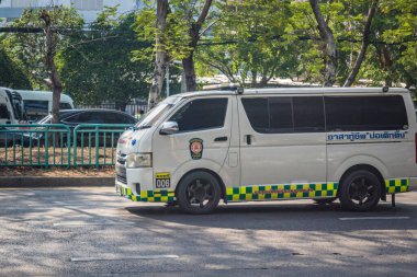 Bangkok, Tayland, 28 Mart 2025. Tayland Depremi 'nin başkenti vurmasının ardından yıkılan, inşaat halindeki bir binanın bulunduğu yere acil durum araçları akın etti..