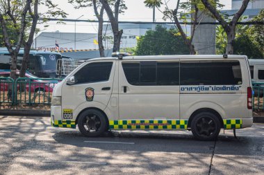 Bangkok, Tayland, 28 Mart 2025. Tayland Depremi 'nin başkenti vurmasının ardından yıkılan, inşaat halindeki bir binanın bulunduğu yere acil durum araçları akın etti..