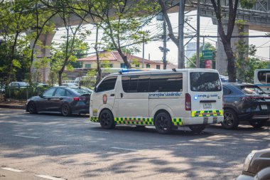 Bangkok, Tayland, 28 Mart 2025. Tayland Depremi 'nin başkenti vurmasının ardından yıkılan, inşaat halindeki bir binanın bulunduğu yere acil durum araçları akın etti..
