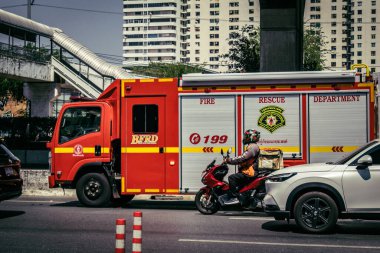Bangkok, Tayland, 28 Mart 2025. Tayland Depremi 'nin başkenti vurmasının ardından yıkılan, inşaat halindeki bir binanın bulunduğu yere acil durum araçları akın etti..