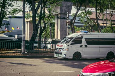 Bangkok, Tayland, 28 Mart 2025. Tayland Depremi 'nin başkenti vurmasının ardından yıkılan, inşaat halindeki bir binanın bulunduğu yere acil durum araçları akın etti..