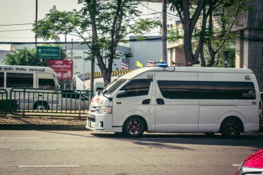 Bangkok, Tayland, 28 Mart 2025. Tayland Depremi 'nin başkenti vurmasının ardından yıkılan, inşaat halindeki bir binanın bulunduğu yere acil durum araçları akın etti..
