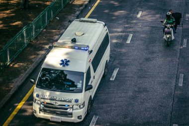 Bangkok, Tayland, 28 Mart 2025. Tayland Depremi 'nin başkenti vurmasının ardından yıkılan, inşaat halindeki bir binanın bulunduğu yere acil durum araçları akın etti..