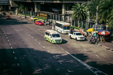 Bangkok, Tayland, 28 Mart 2025. Tayland Depremi 'nin başkenti vurmasının ardından yıkılan, inşaat halindeki bir binanın bulunduğu yere acil durum araçları akın etti..